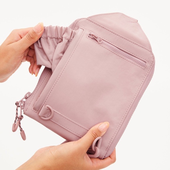 BEIS The Sport Sling in Black! - Picture 7 of 8